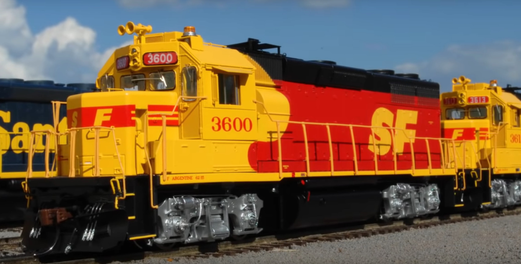 Athearn GP39-2 - Santa Fe - left view