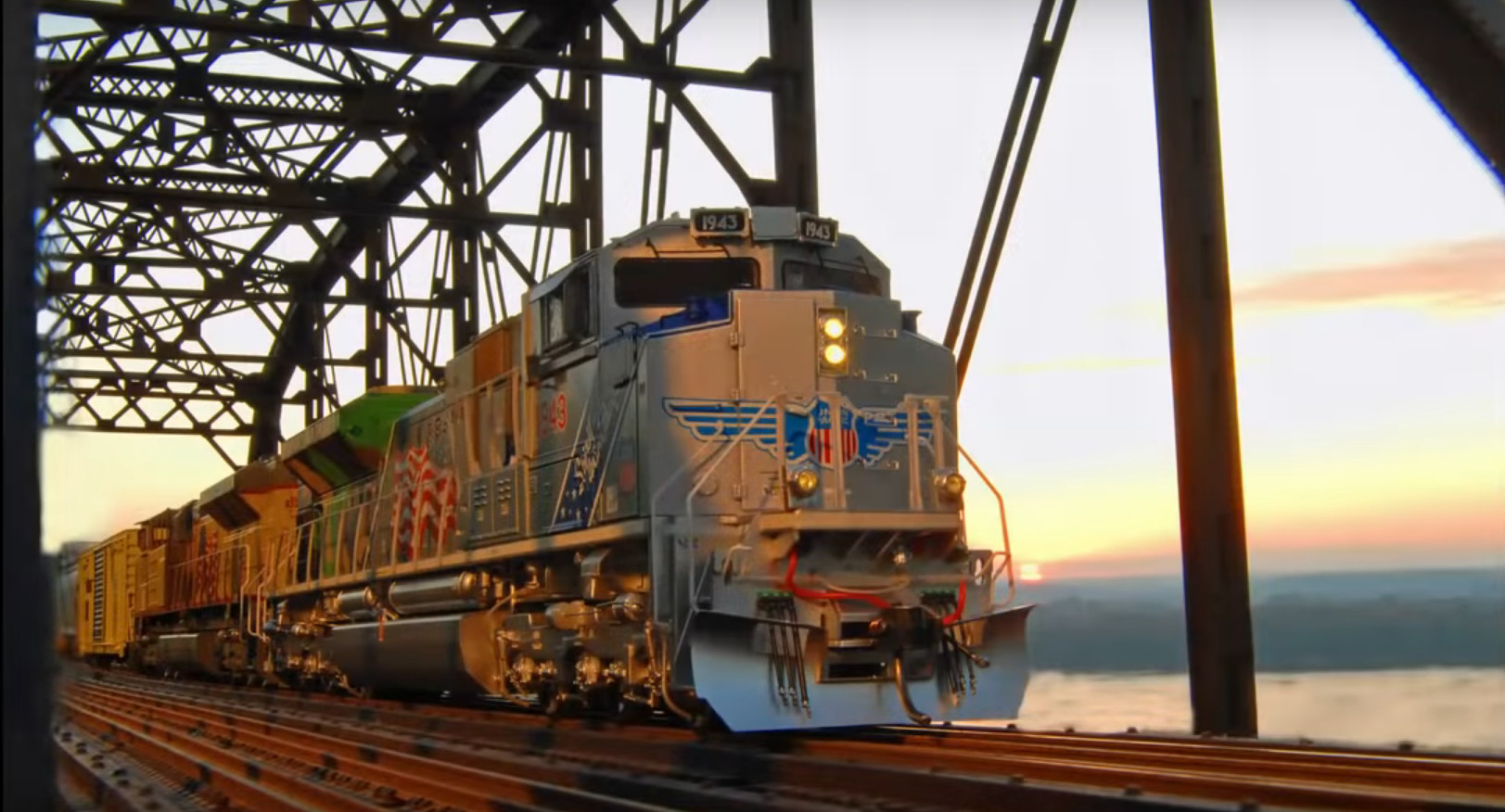 Athearn SD70ACe - Spirit of the Union Pacific - on bridge with sunset