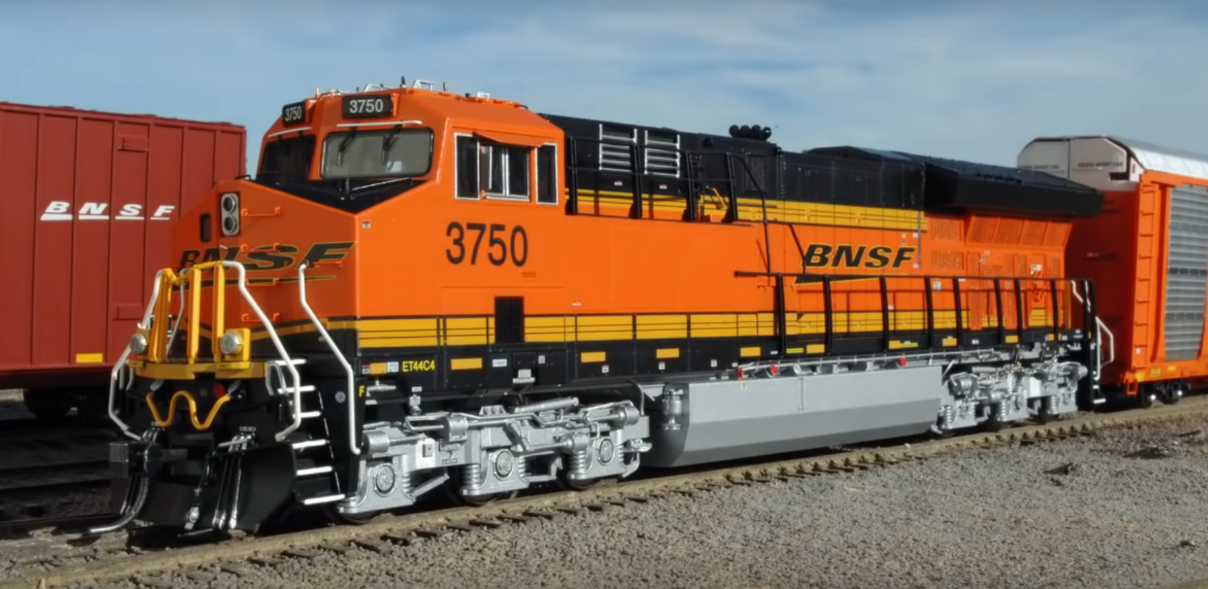 InterMountain ET44AC BNSF front-left view