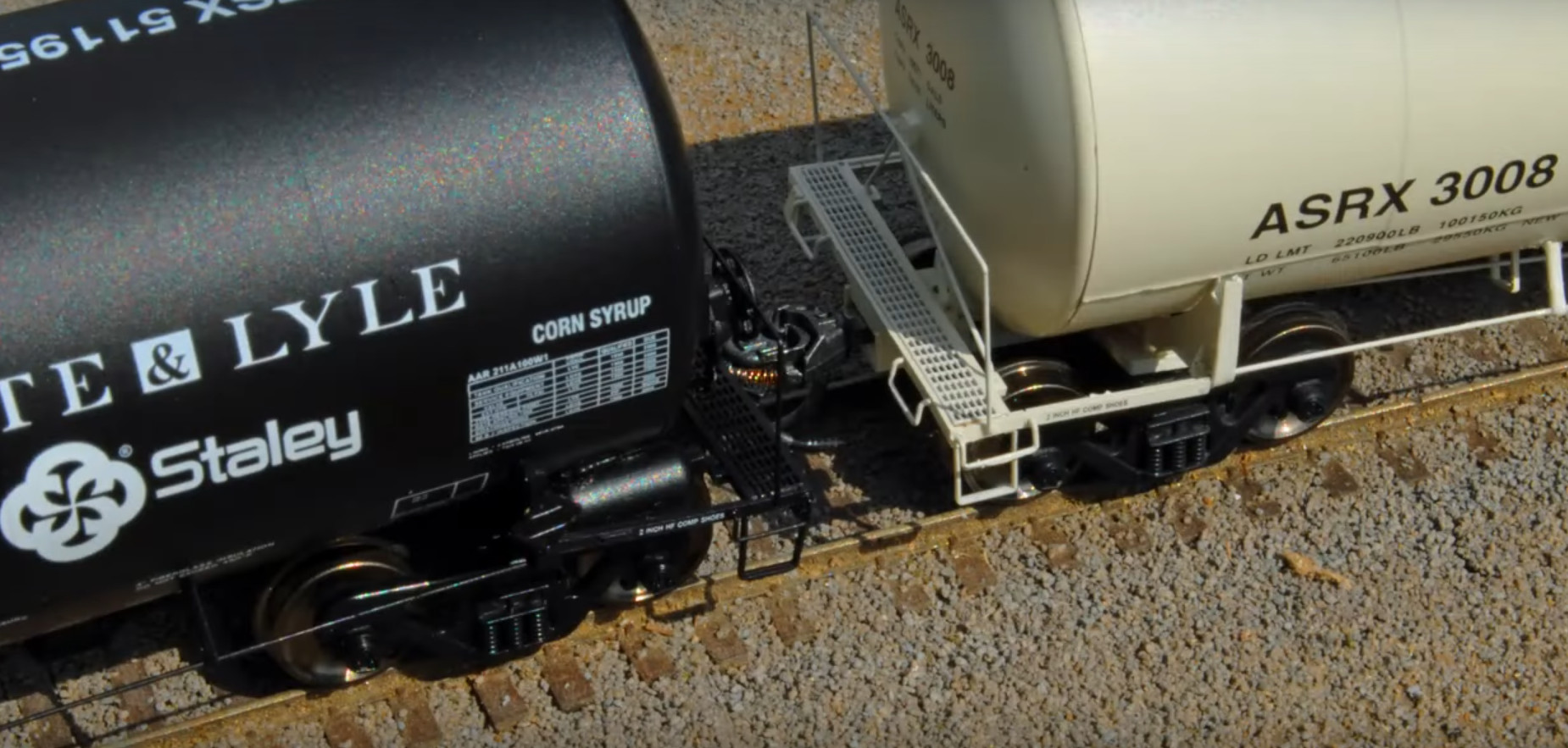 InterMountain 19,600 Gallon Tank Car - Coupler Detail